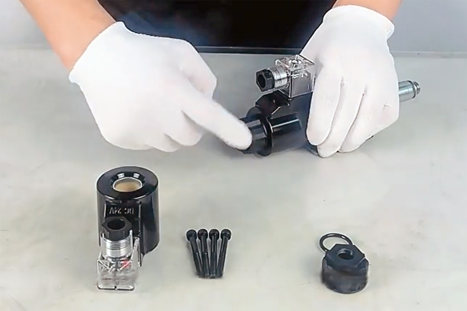 Hydraulic valve assembly